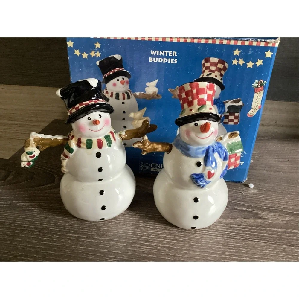 Oneida Kitchen Winter Buddies Salt & Pepper Shaker Set